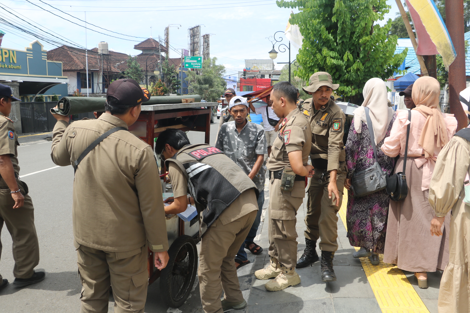 Larangan Berdagang di Dekat Trotoar: Jaga Keamanan dan Kenyamanan Pejalan Kaki